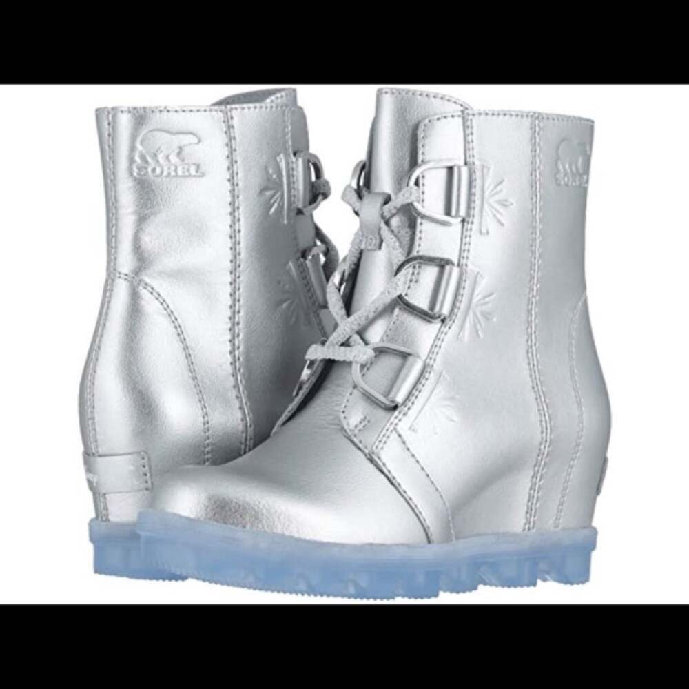 Disney x SOREL "Frozen 2" Joan of Arctic Wedge II Boots silver sz 3 big girls
